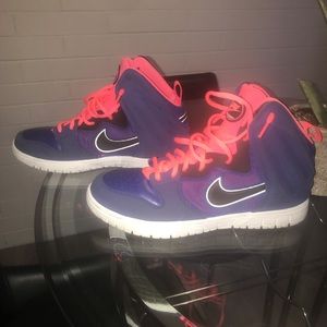 NIKE BASKETBALL SHOES
